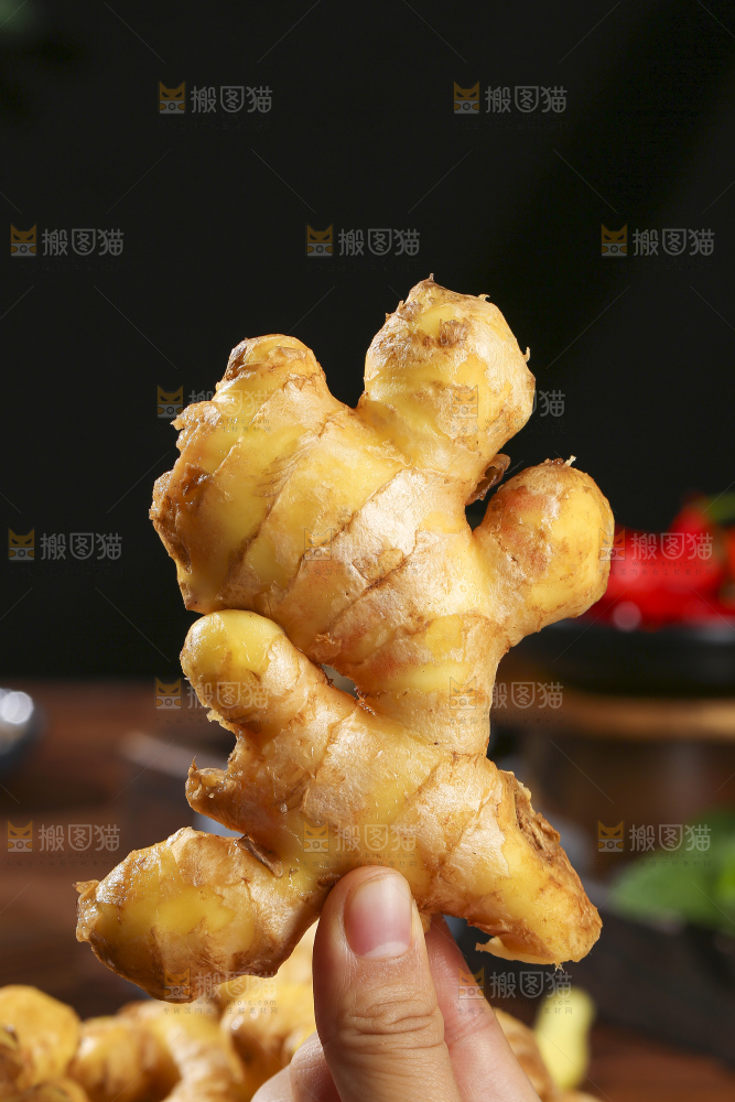 深底上的新鲜生姜