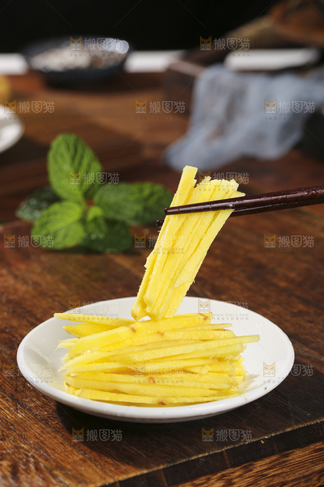 深底上的新鲜生姜