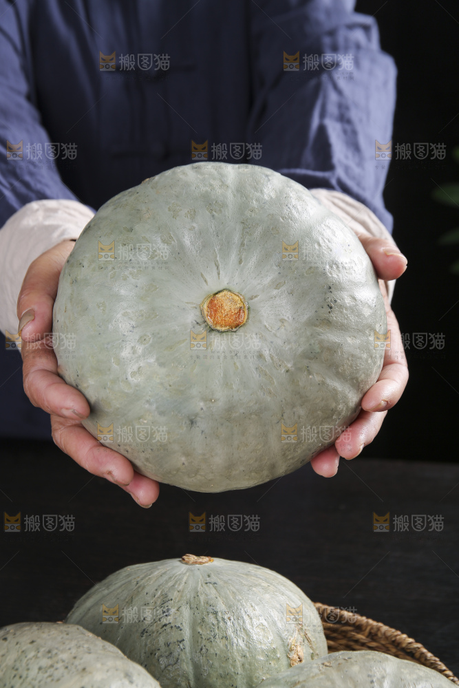 深底上的银栗南瓜