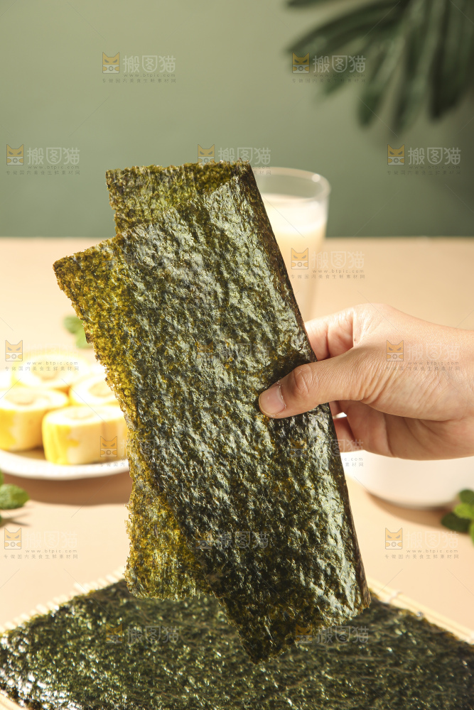 浅底上的海苔卷