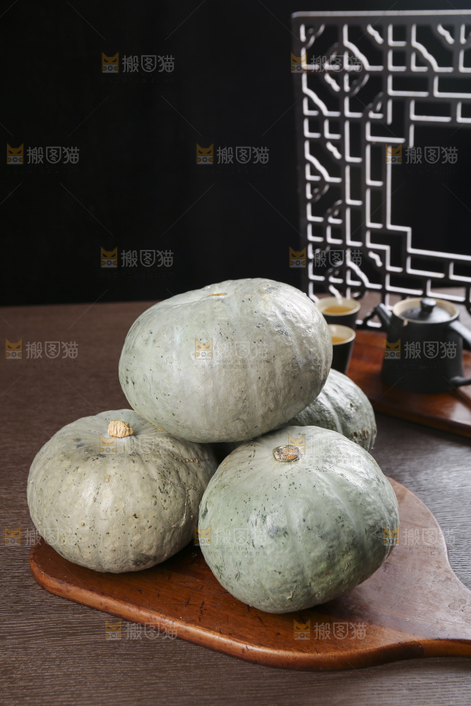 深底上的银栗南瓜