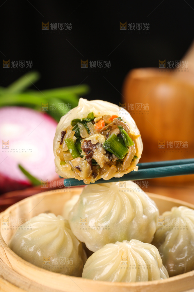 木底上摆放着的小包子