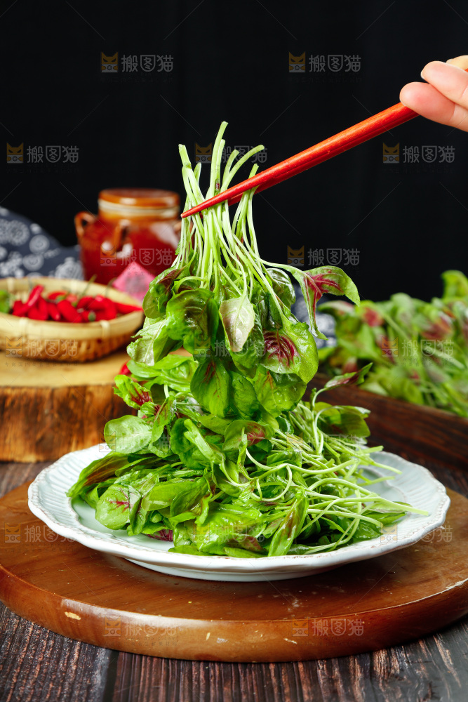 深底上的新鲜苋菜