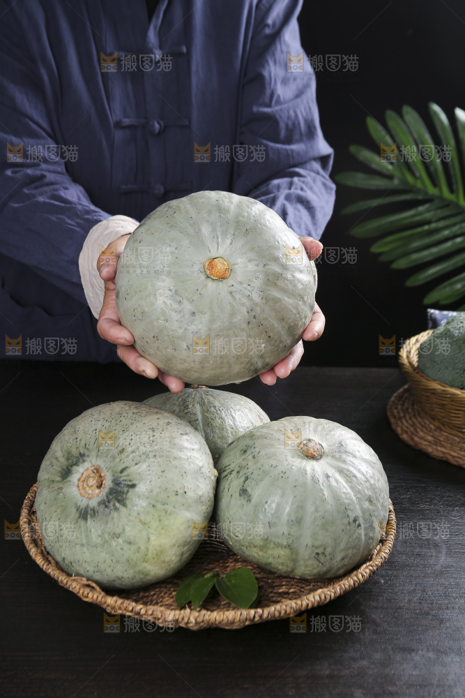 深底上的银栗南瓜