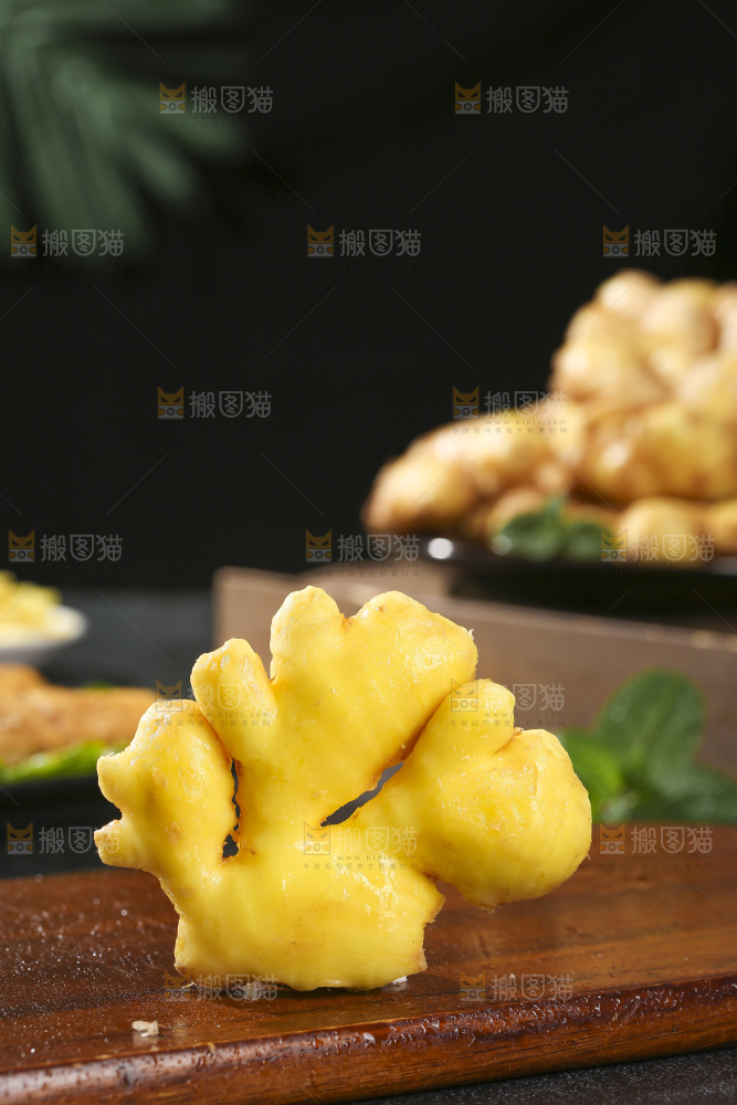 深底上的新鲜生姜