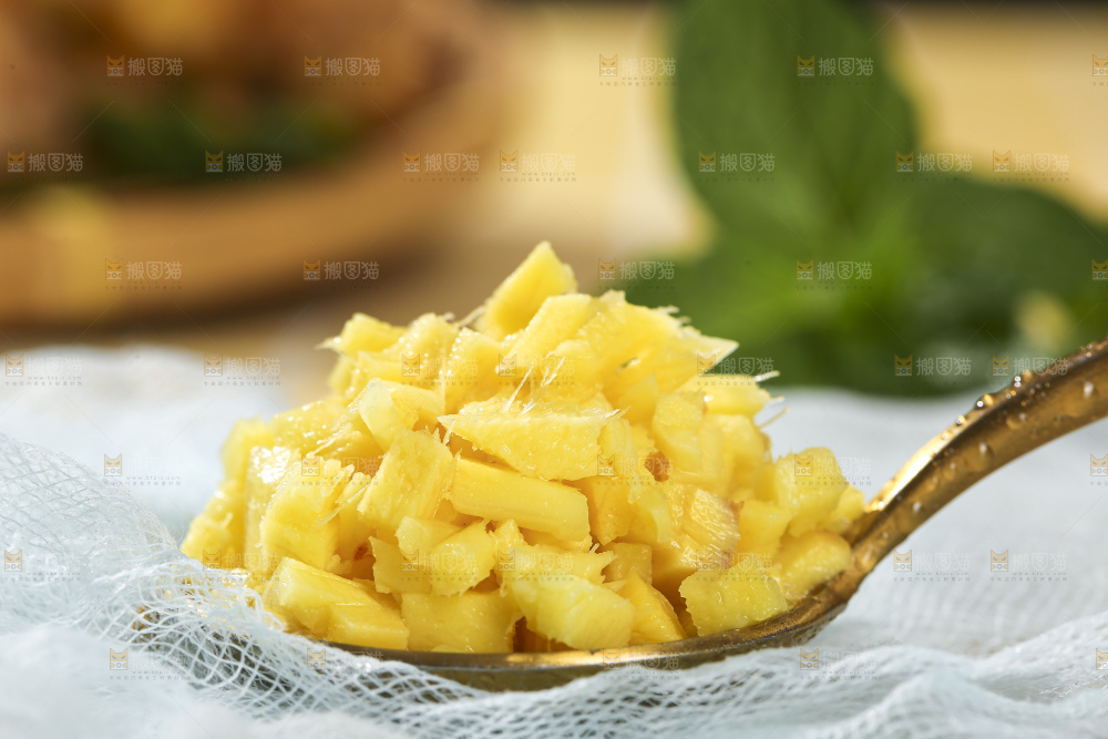 浅底上的新鲜生姜