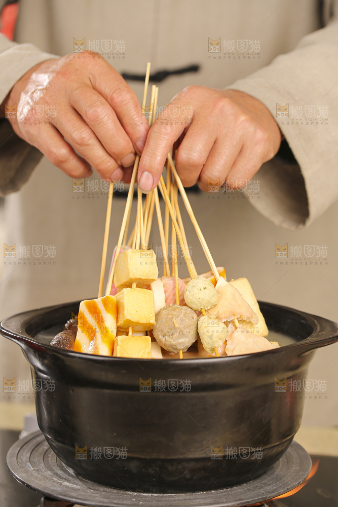 砂锅里煮着肉丸