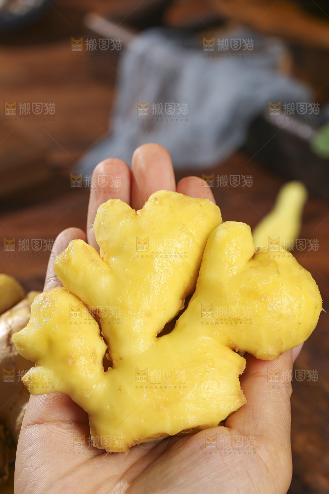 深底上的新鲜生姜