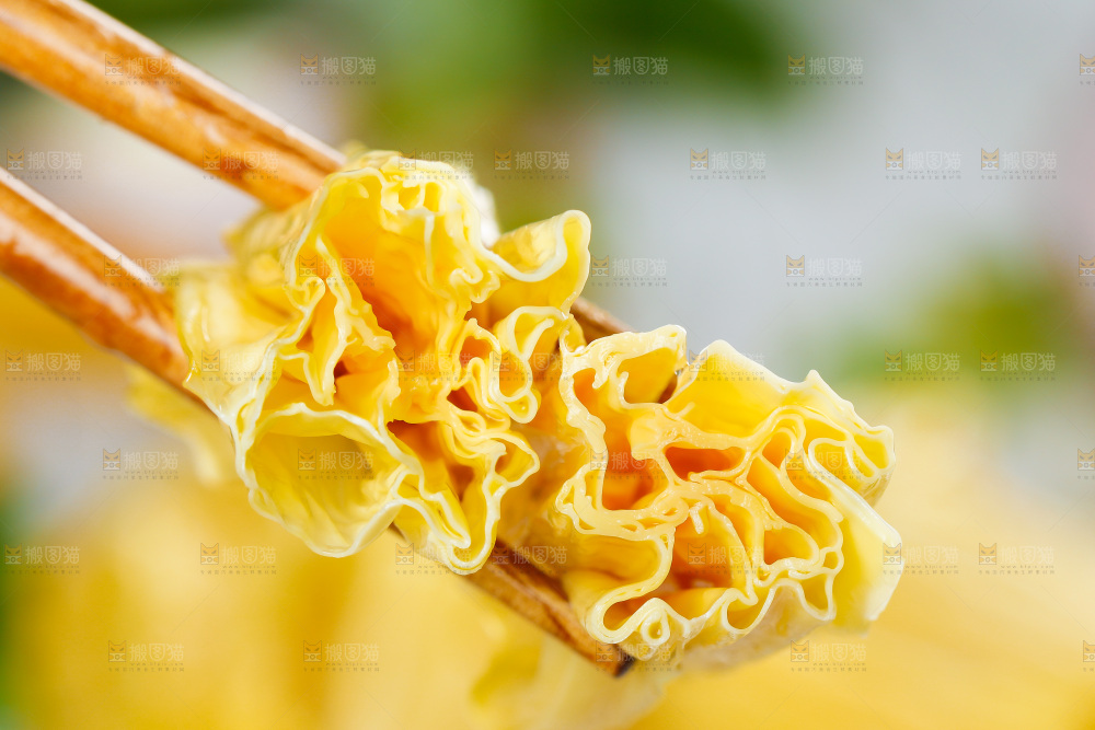 碟子里装着腐竹段