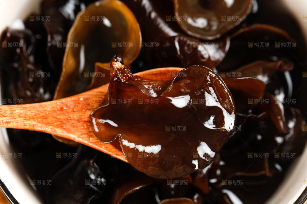 木底上摆放着小木耳