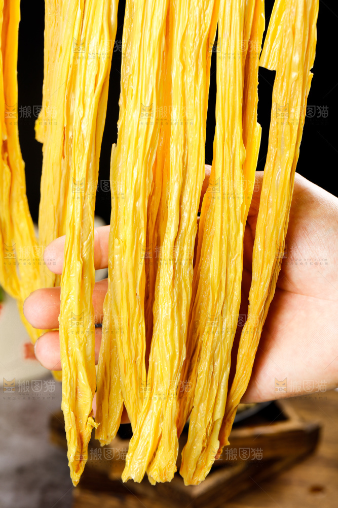 木底上摆放着豆皮