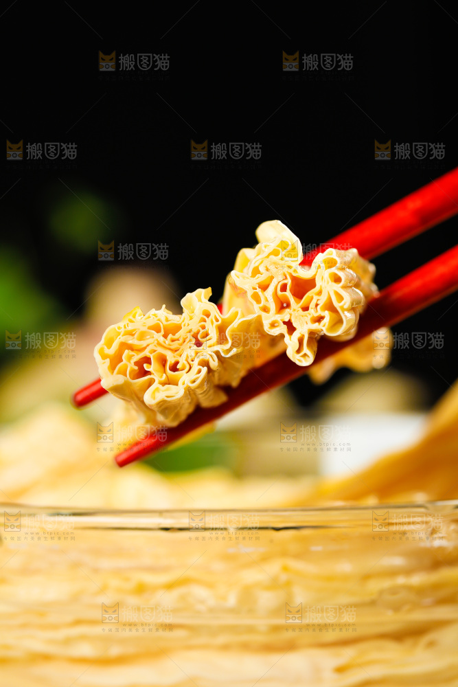 木底上摆放着腐竹