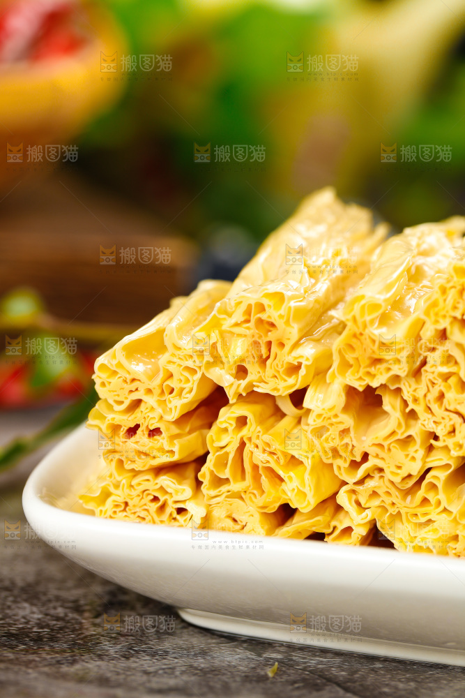 木底上摆放着豆皮