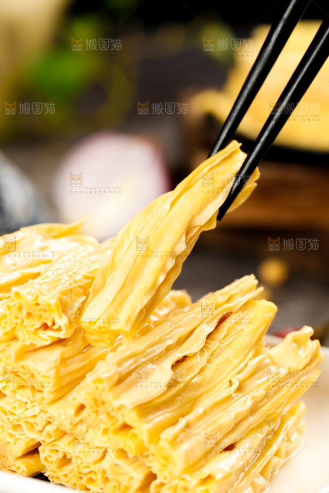 木底上摆放着豆皮