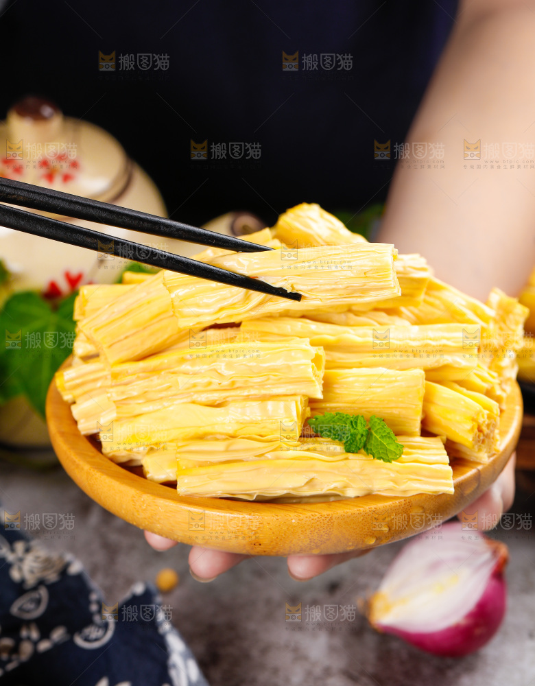 碟子里装着腐竹段