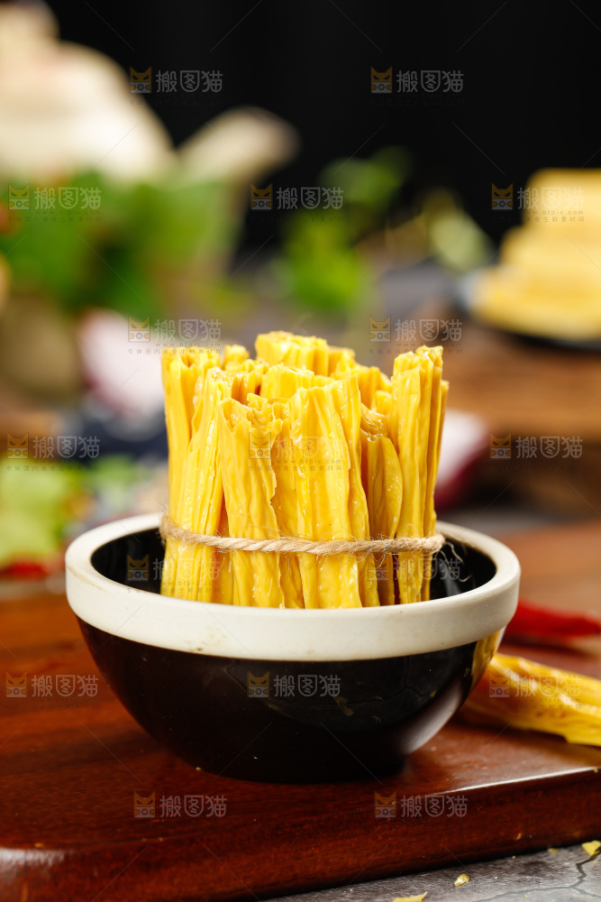 木底上摆放着豆皮