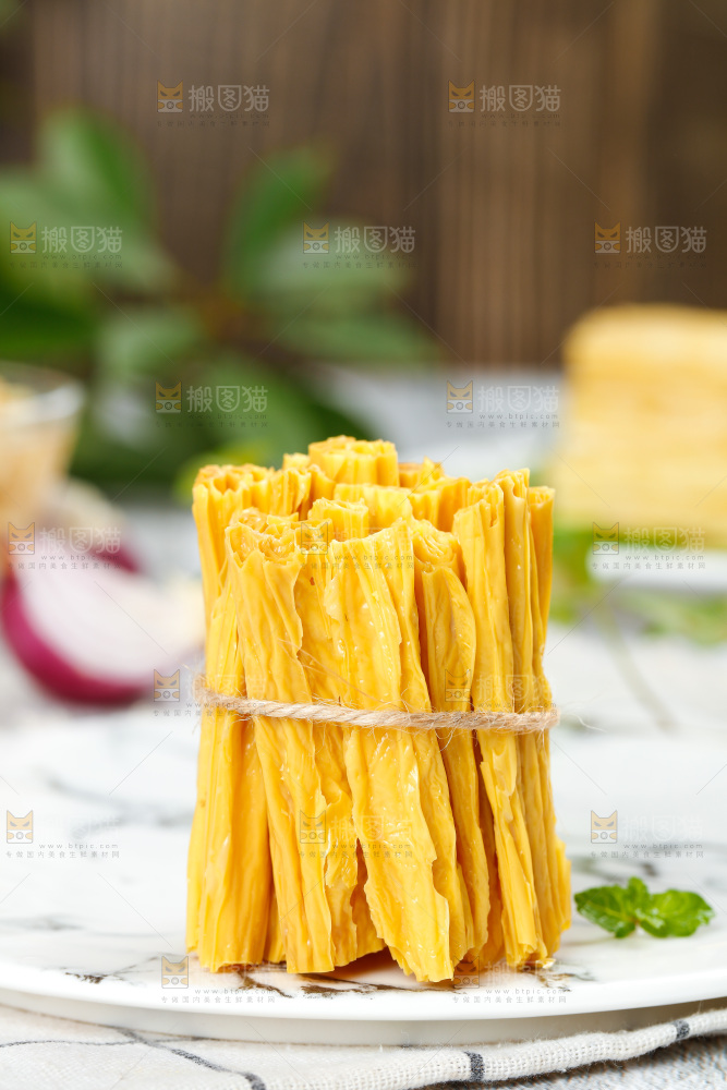 碟子里装着黄豆皮