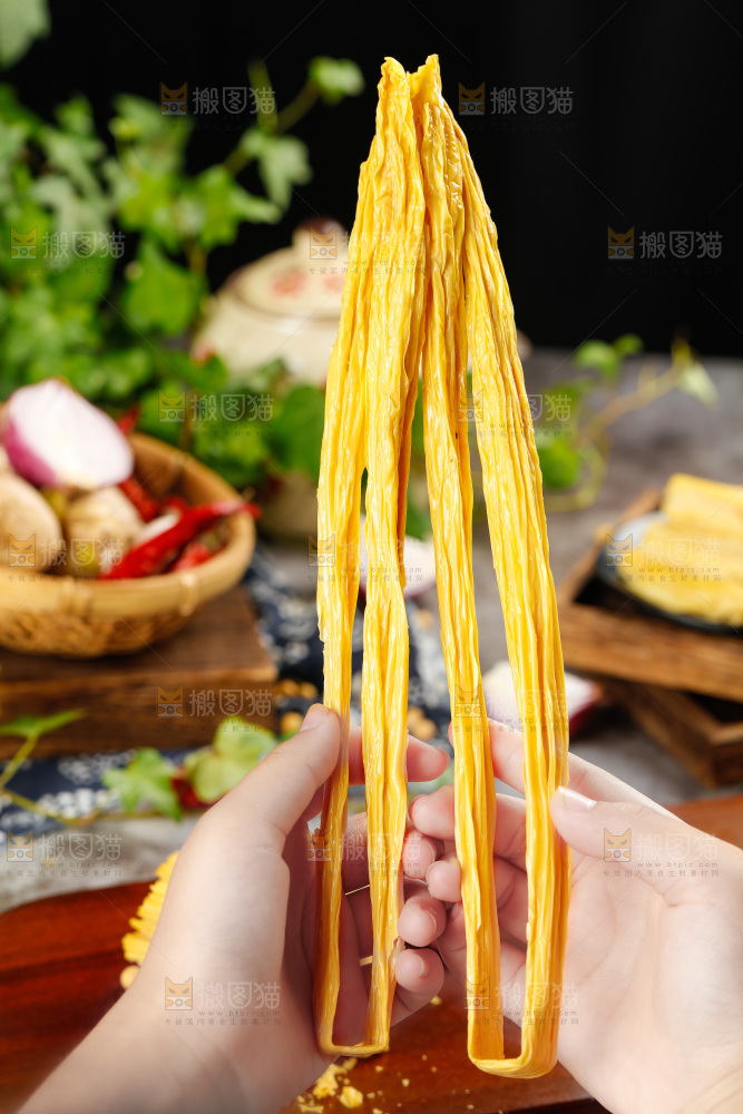 木底上摆放着豆皮