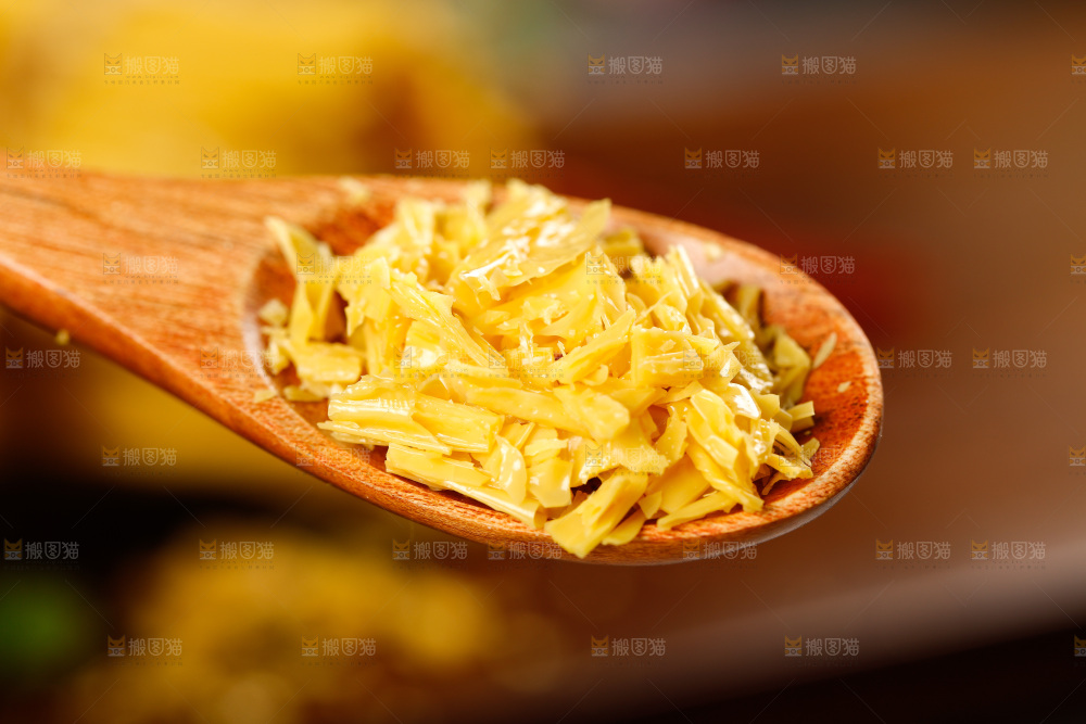 勺子上切碎的腐竹