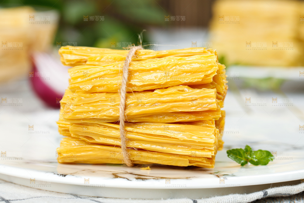 碟子里装着黄豆皮
