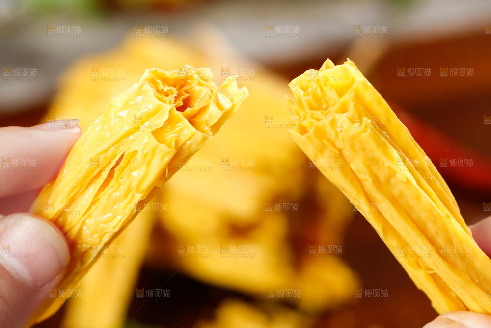 手里拿着腐竹