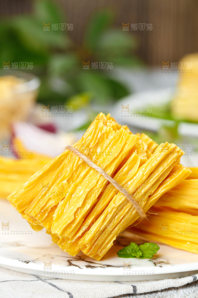 碟子里装着黄豆皮