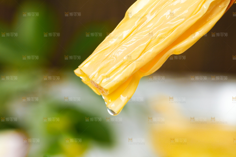 格子底上放着腐竹
