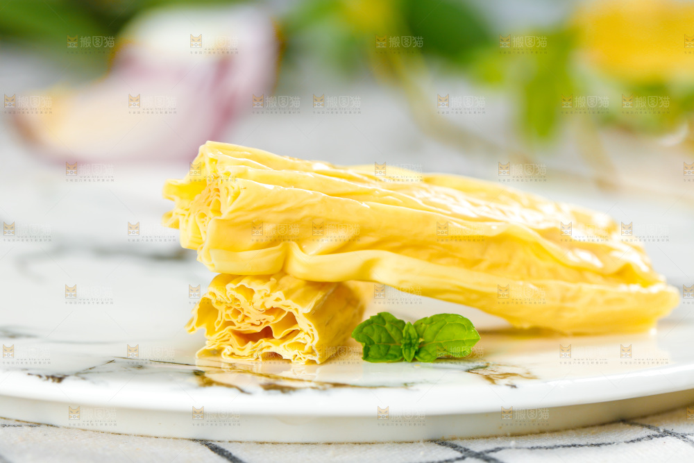 格子底上放着腐竹