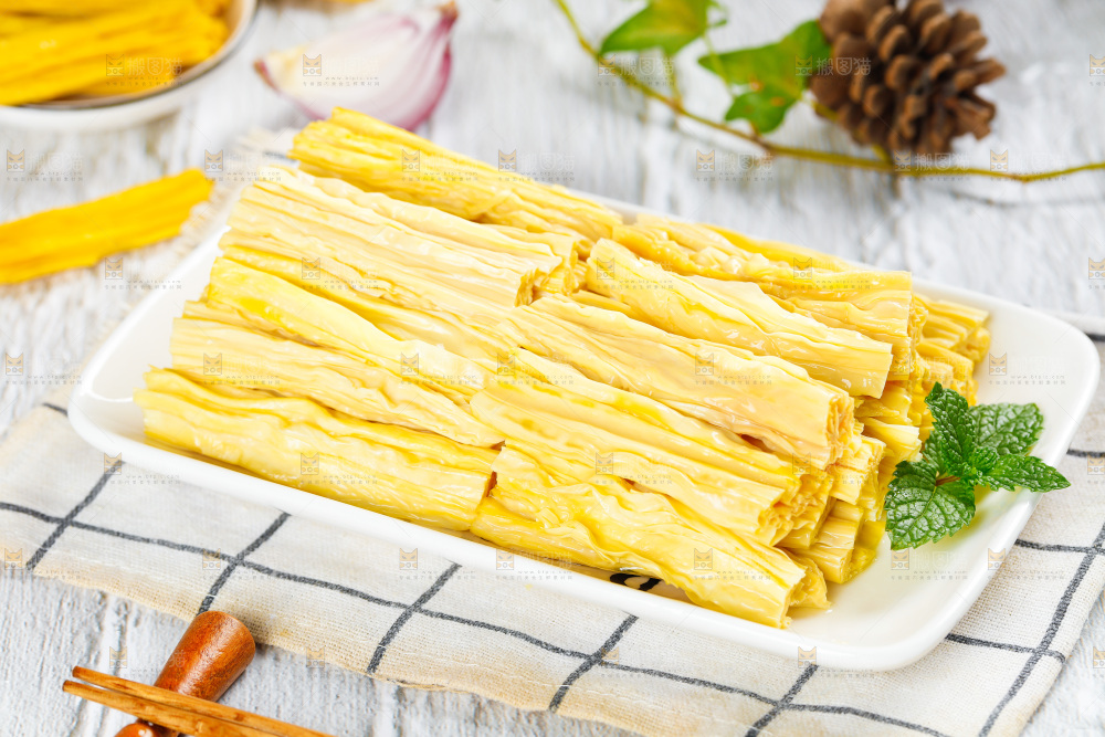 格子底上放着腐竹