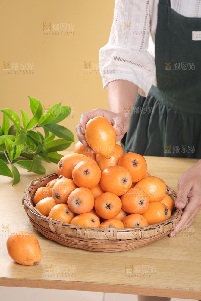 木底上放着一篮云南枇杷