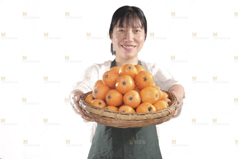 女人手里端着一篮枇杷