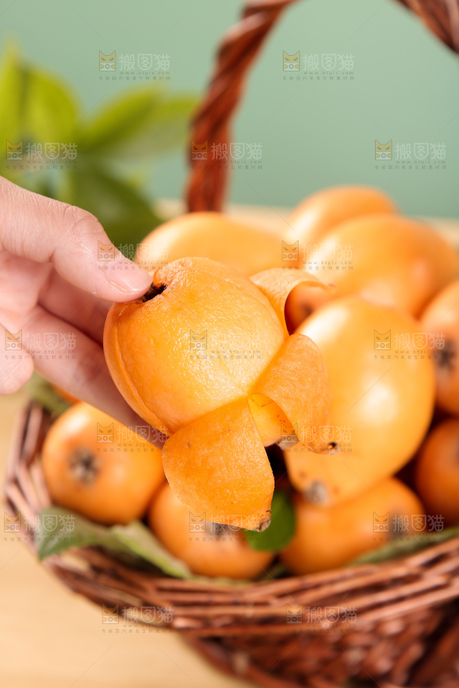 手里拿着枇杷