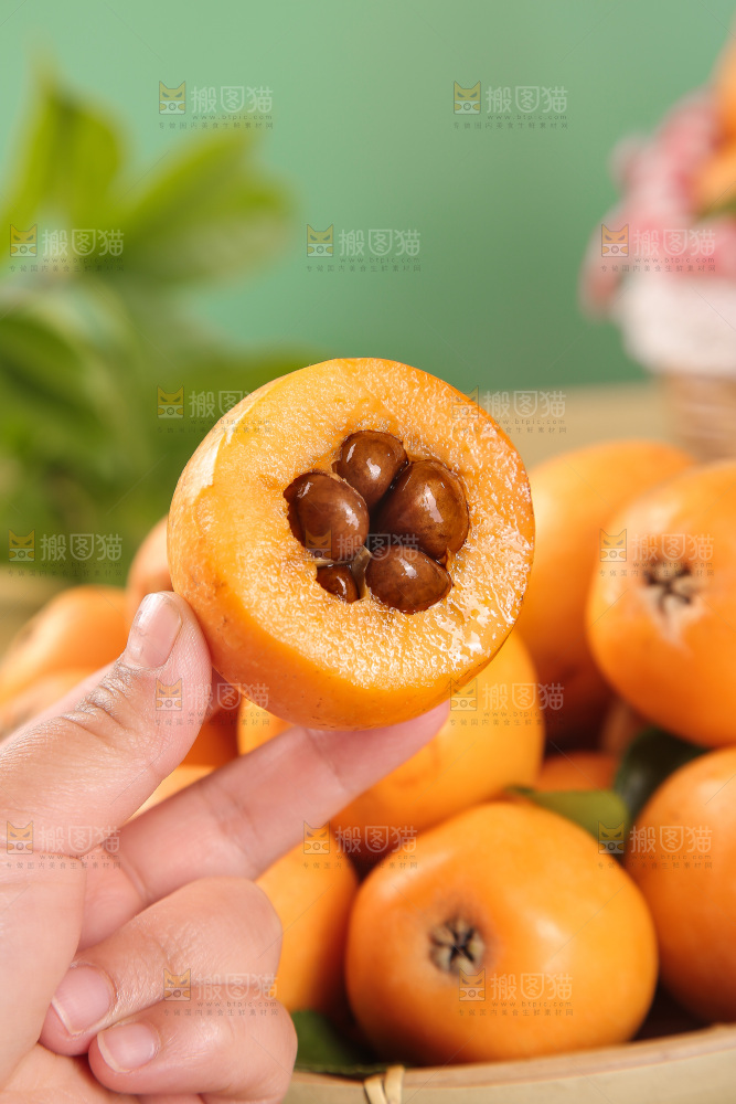 手里拿着枇杷