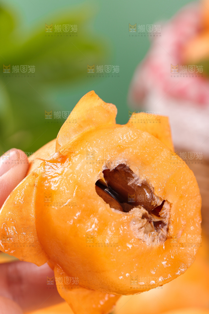 手里拿着枇杷