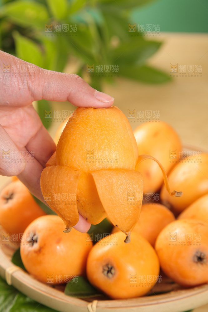 手里拿着枇杷