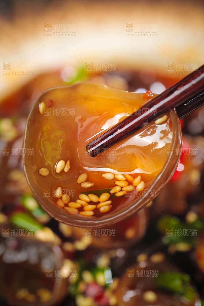 筷子上夹着小碗耳