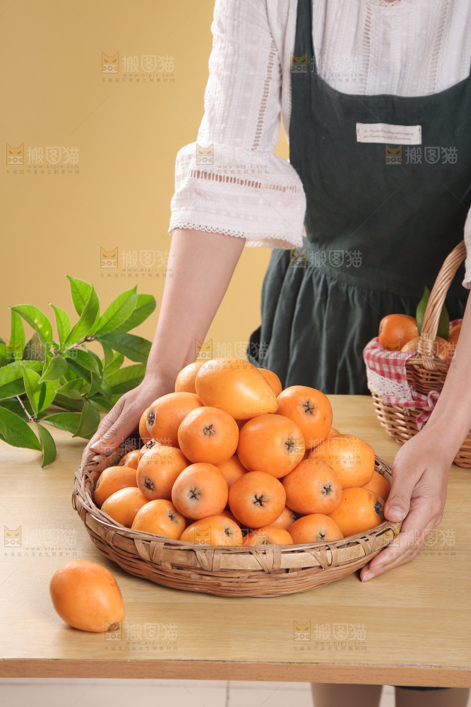 手里端着一篮米易枇杷