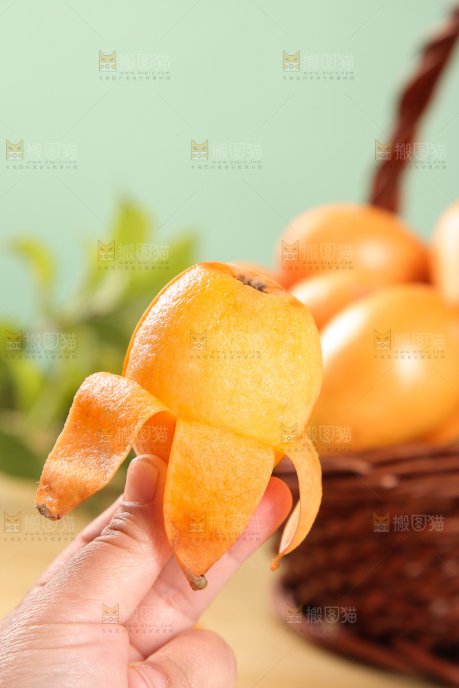 手里拿着大枇杷