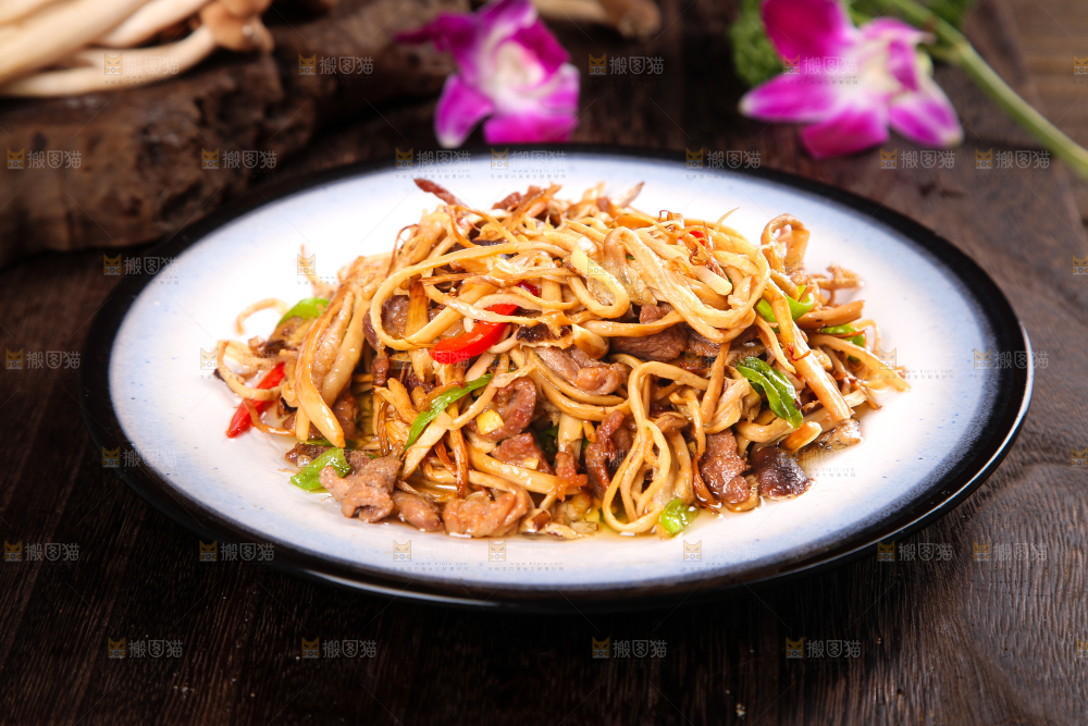 深底上的蘑菇炒肉