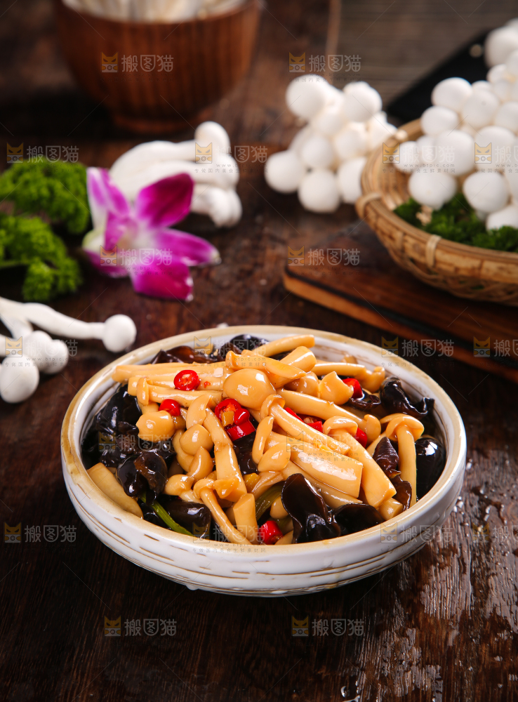 深底上的炒白玉菇