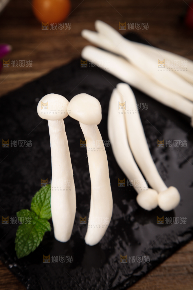 深底上的海鲜菇