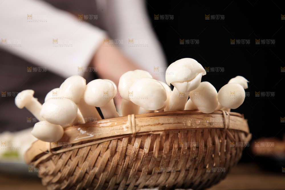 深底上的海鲜菇