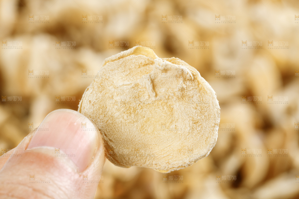 木底上的白木耳