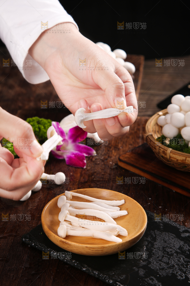 深底上的白玉菇