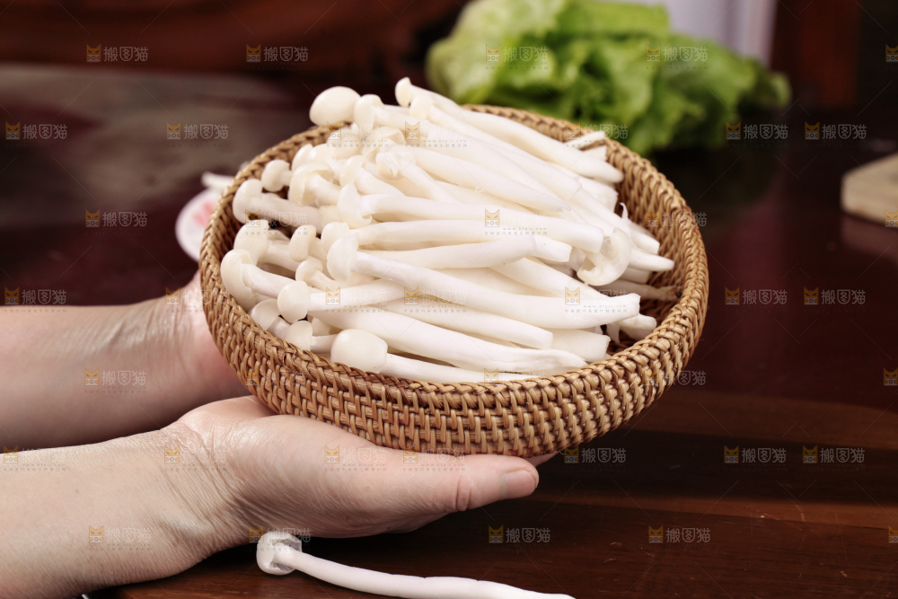 深底上的海鲜菇
