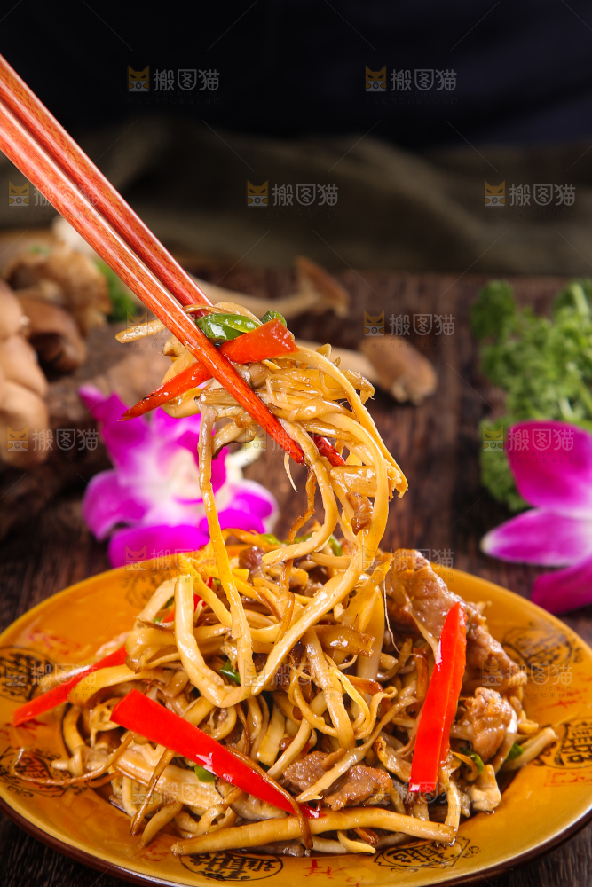 深底上的蘑菇炒肉