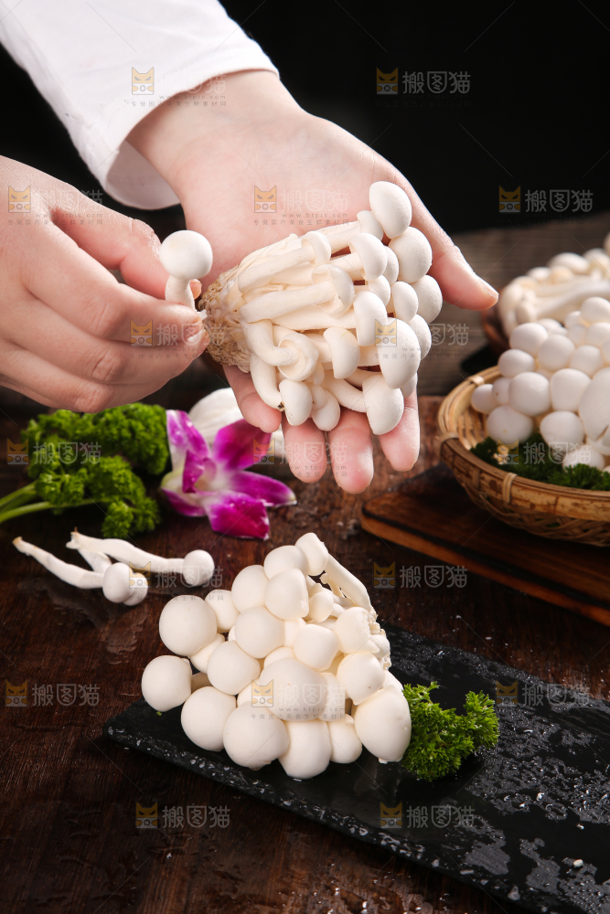 深底上的白玉菇