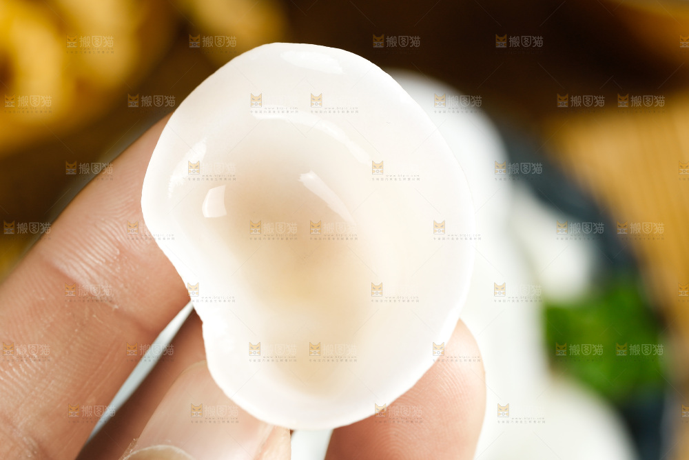 木底上的白木耳