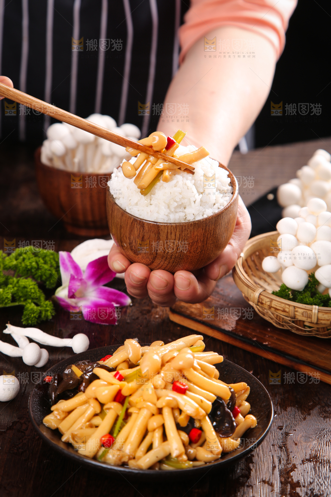 深底上的炒白玉菇