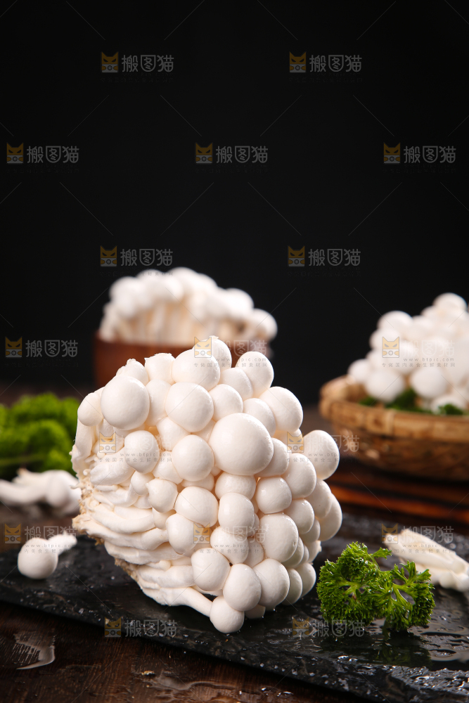 深底上的白玉菇